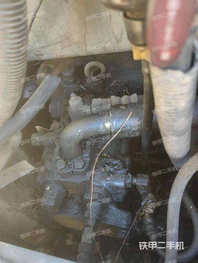 液壓泵艙室正面整體（整機外觀）