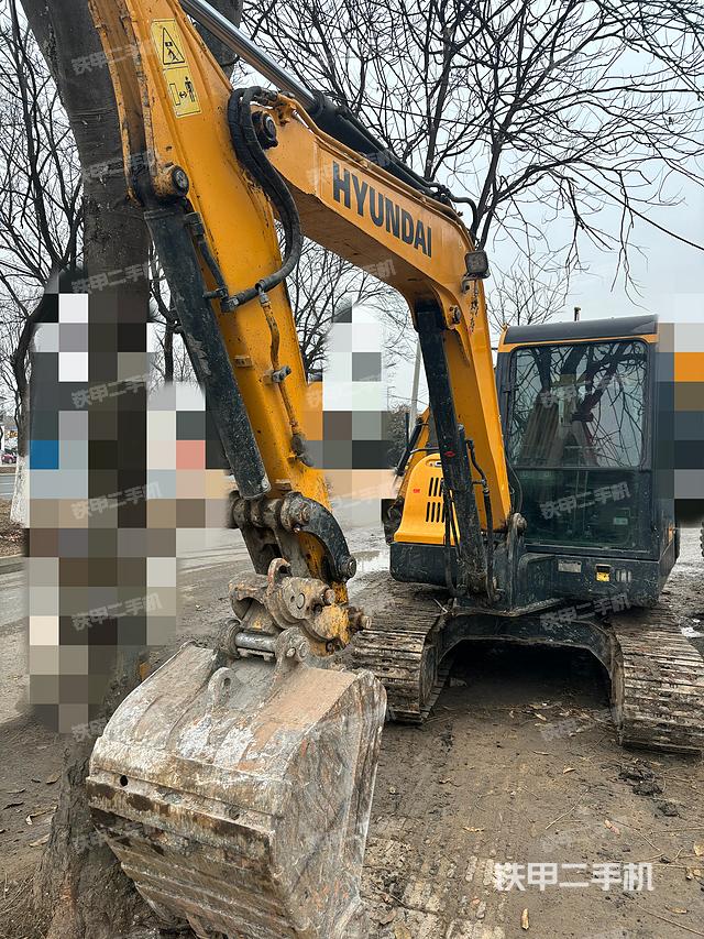 現(xiàn)代R 60VS挖掘機(jī)