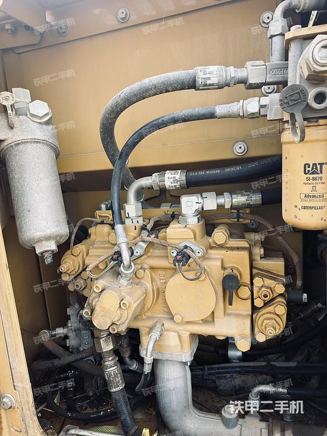 液压泵舱室正面整体（整机外观）