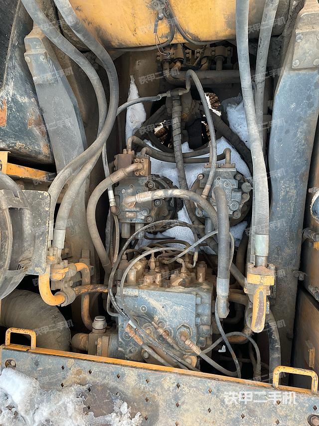 回转马达和主控阀（整机外观）