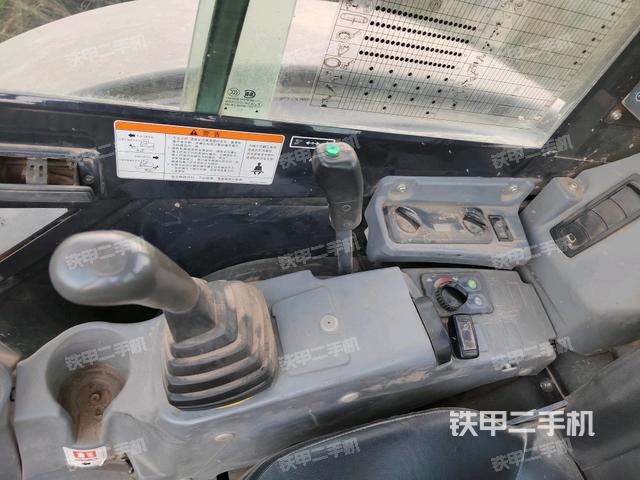 座椅右側(cè)控制臺/鑰匙門/油門/含右手柄(駕駛室部分) 座椅右側(cè)控制臺/鑰匙門/油門/含右手柄(駕駛室部分)