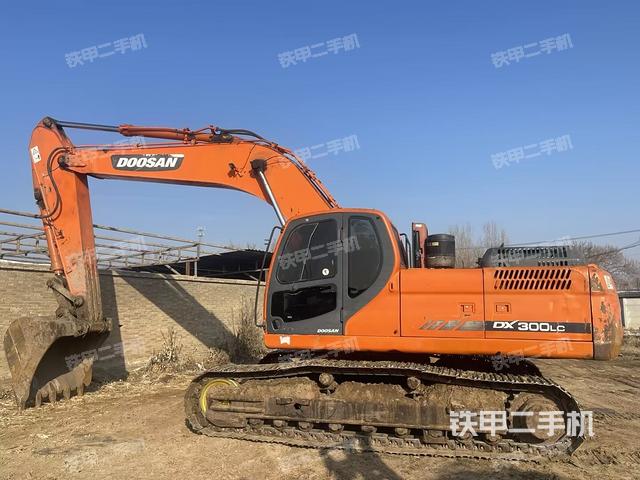 斗山DX300LC挖掘機