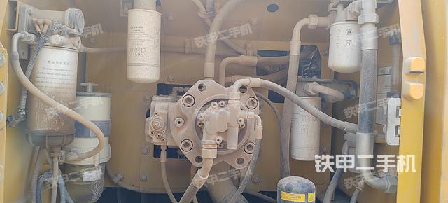 液压泵舱室正面整体（整机外观）