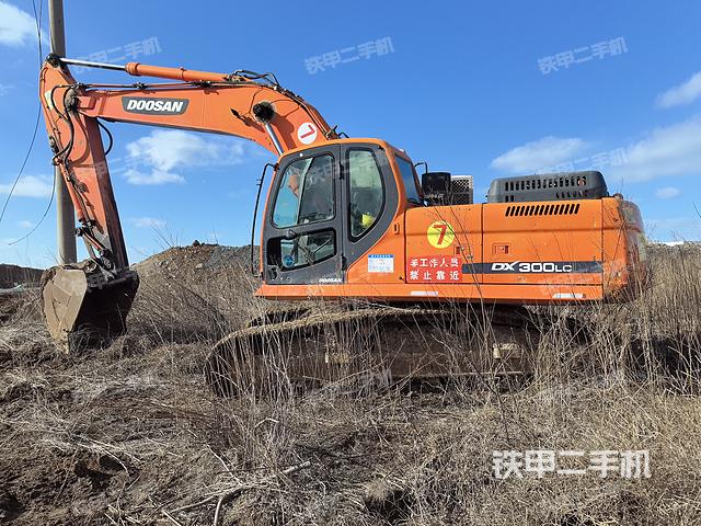 斗山DX260LC挖掘机