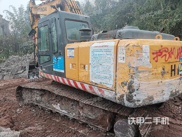 現(xiàn)代R225-7挖掘機