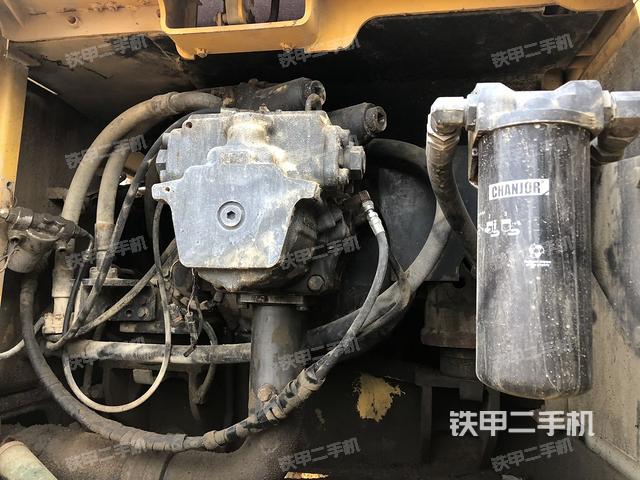 液压泵舱室正面整体（整机外观）