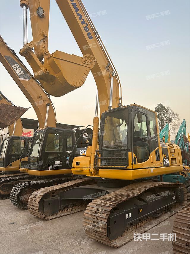 小松PC220-8M0挖掘机