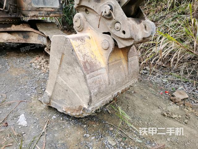 鏟斗右后整體(工作和回轉(zhuǎn)裝置) 鏟斗右后整體(工作和回轉(zhuǎn)裝置)