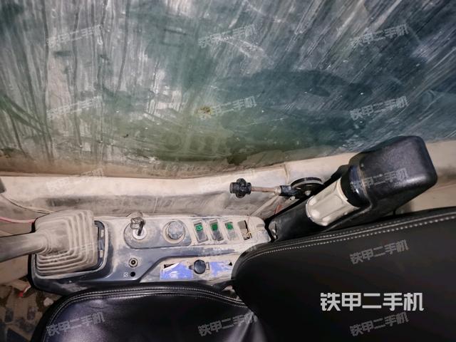 座椅右側(cè)控制臺(tái)/鑰匙門(mén)/油門(mén)/含右手柄(駕駛室部分) 座椅右側(cè)控制臺(tái)/鑰匙門(mén)/油門(mén)/含右手柄(駕駛室部分)
