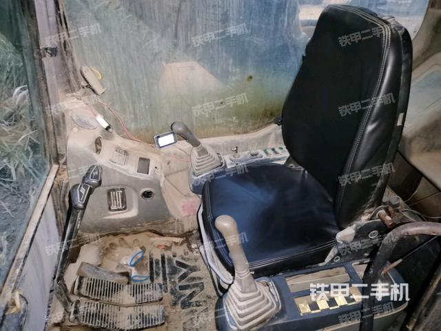 行走控制手柄和踏板?俯拍(駕駛室部分) 行走控制手柄和踏板?俯拍(駕駛室部分)