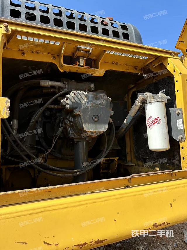 液压泵舱室正面整体（整机外观）