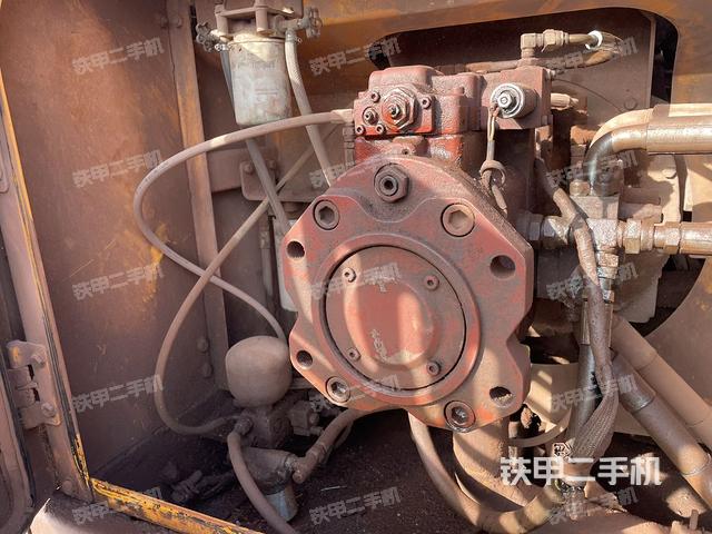 液壓泵艙室正面整體（整機外觀）