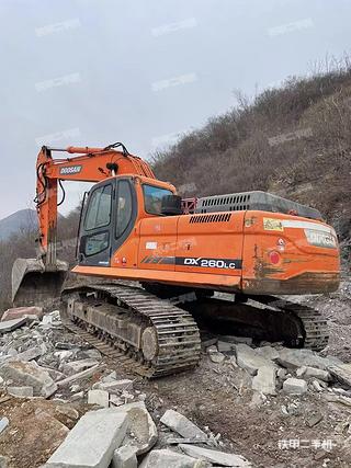 斗山DX260LC挖掘机实拍图片