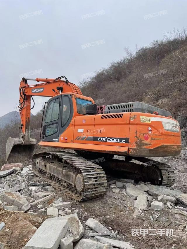 斗山DX260LC挖掘机