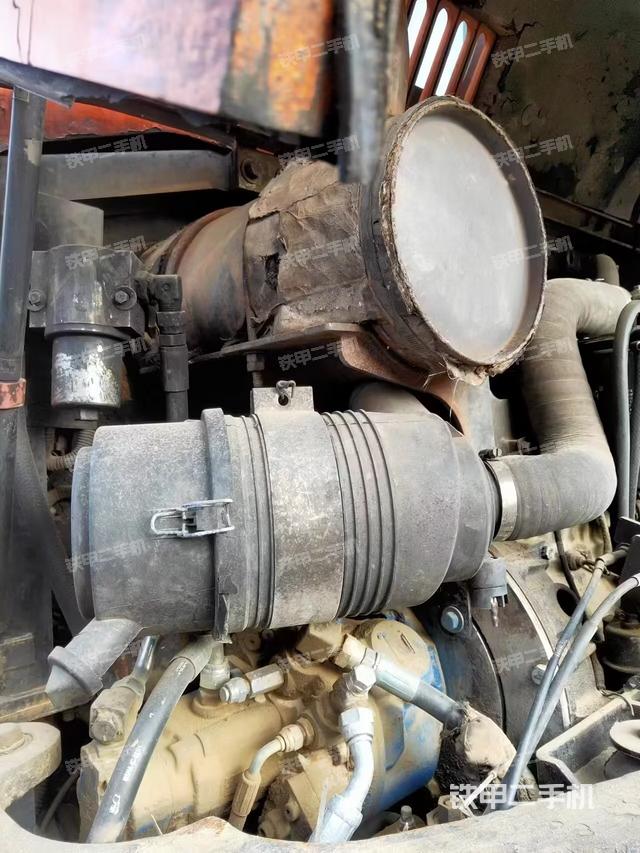 液压泵舱室正面整体（整机外观）