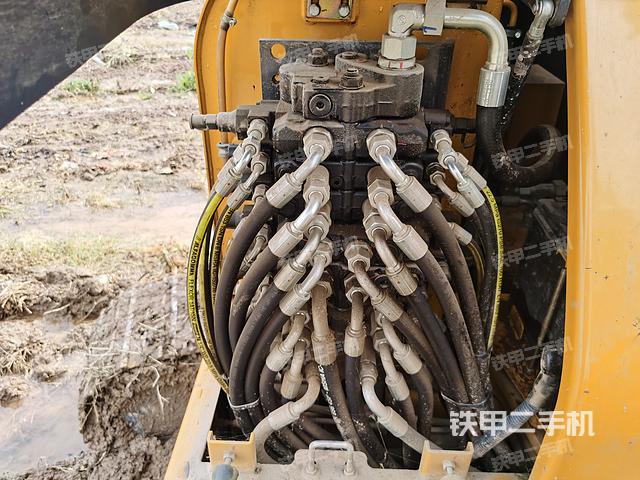 回转马达和主控阀（整机外观）