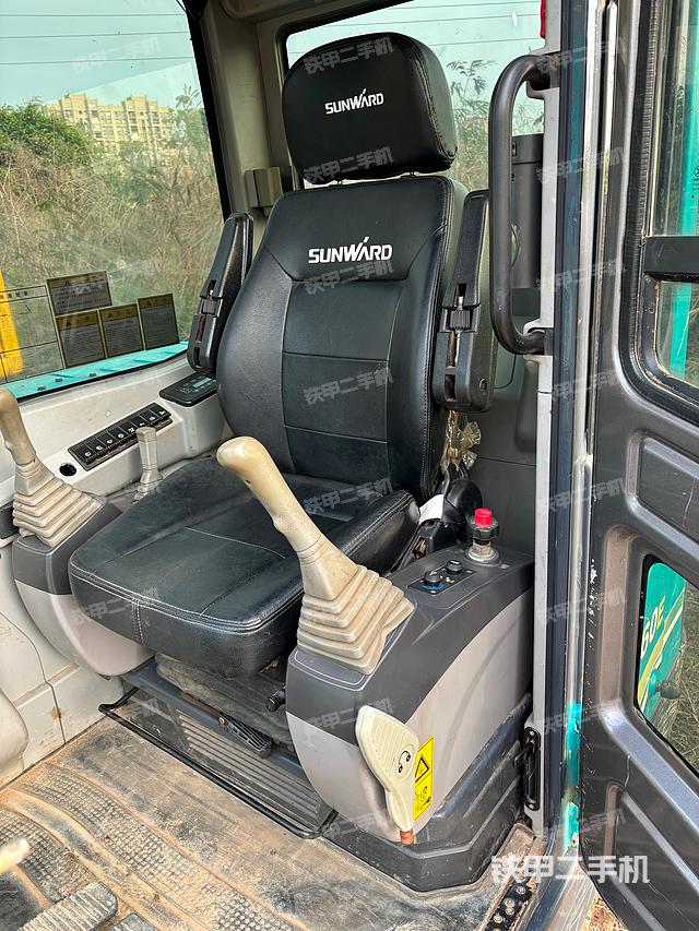 驾驶室整体（整机外观）