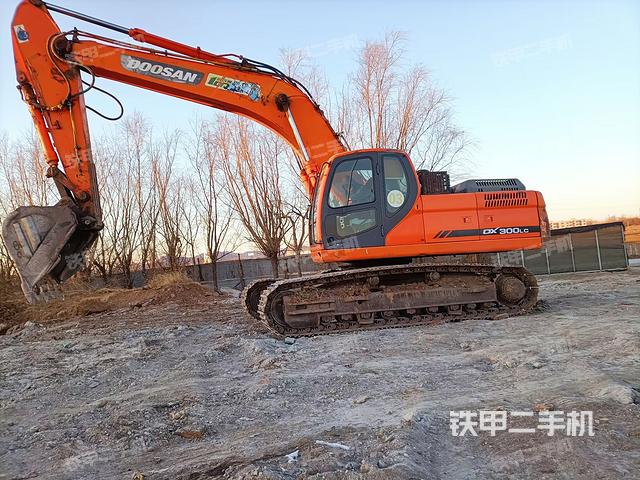 斗山DX300LC挖掘机