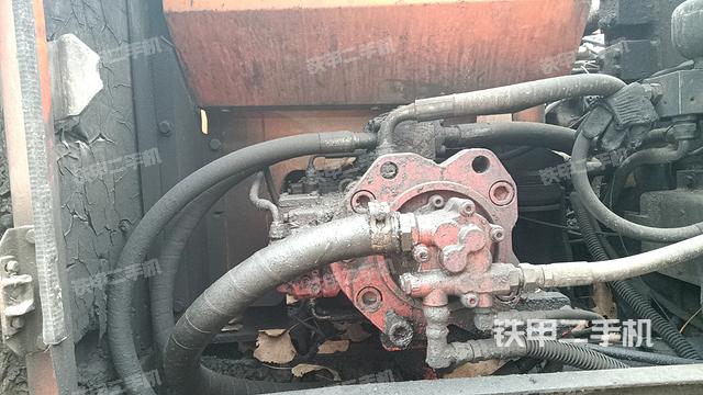 液壓泵艙室正面整體（整機外觀）