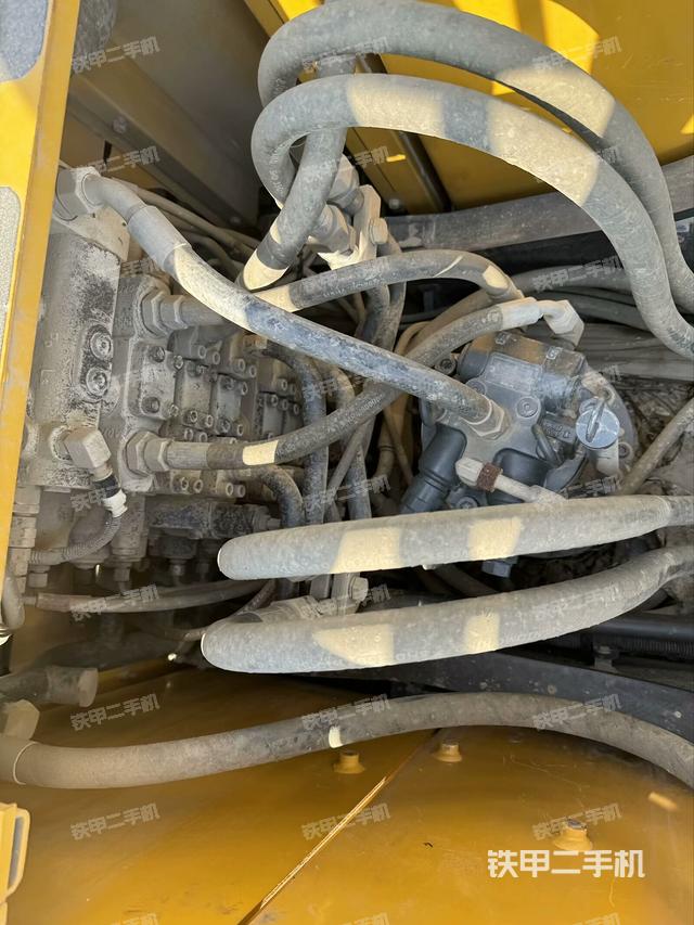 回轉(zhuǎn)馬達(dá)和主控閥（整機外觀）