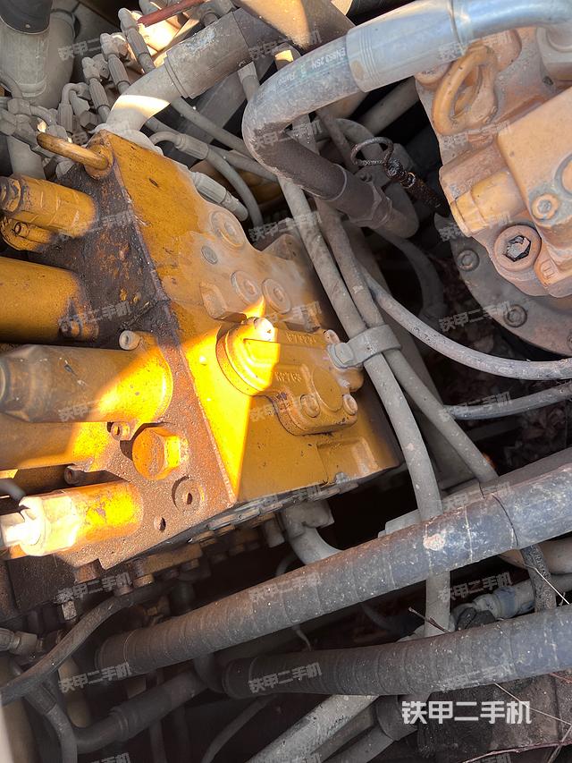 回轉馬達和主控閥（整機外觀）