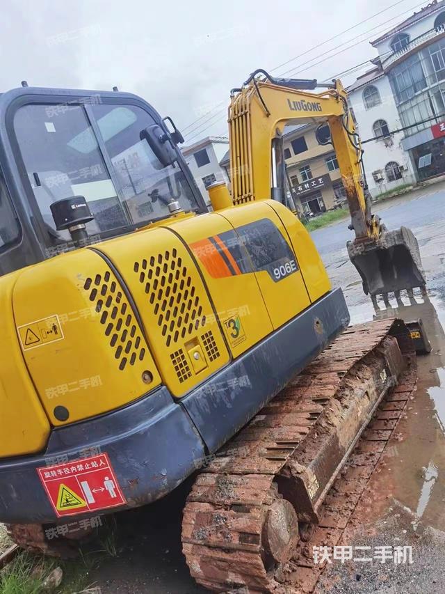 回轉(zhuǎn)馬達(dá)和主控閥（整機(jī)外觀）