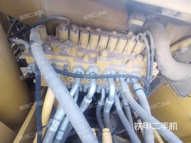 液压泵舱室正面整体（整机外观）