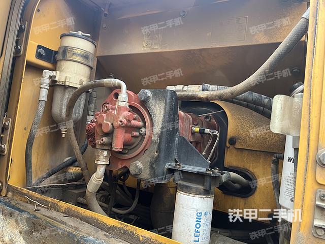 液壓泵艙室正面整體（整機外觀）