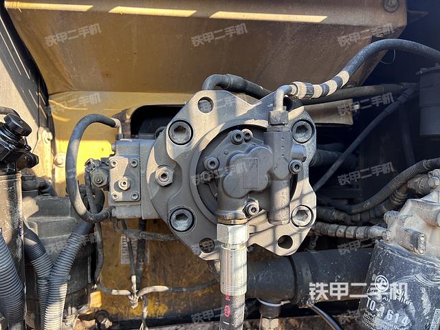 液壓泵艙室正面整體（整機外觀）