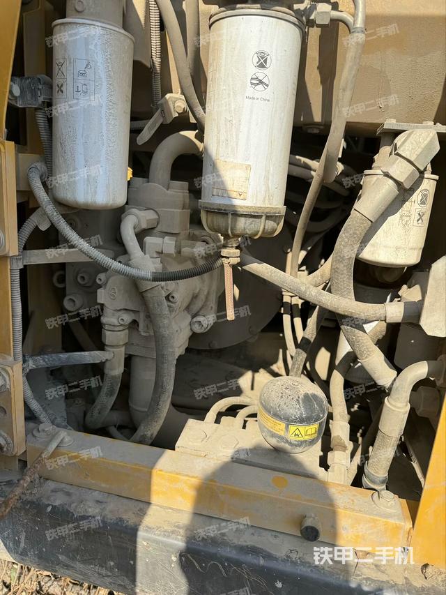 液壓泵艙室正面整體（整機外觀）