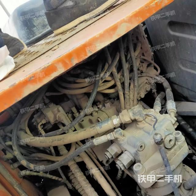 回轉(zhuǎn)馬達(dá)和主控閥（整機(jī)外觀）