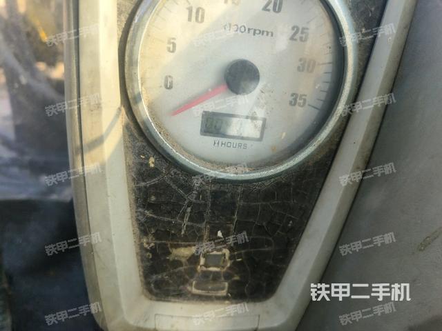行走控制手柄和踏板?俯拍(駕駛室部分) 行走控制手柄和踏板?俯拍(駕駛室部分)