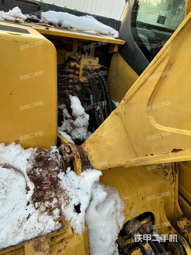 回轉(zhuǎn)馬達(dá)和主控閥（整機(jī)外觀）