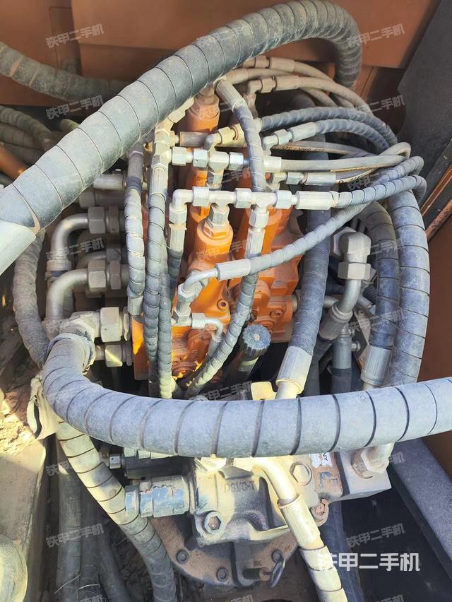 回轉(zhuǎn)馬達(dá)和主控閥（整機(jī)外觀）