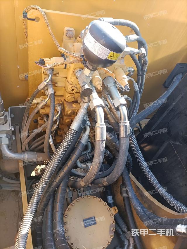 回轉馬達和主控閥（整機外觀）