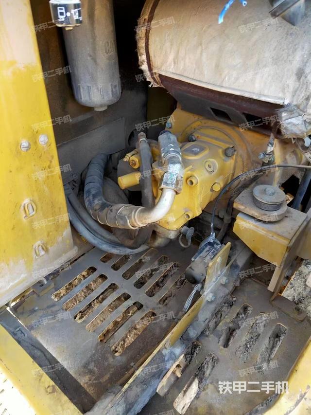 液压泵舱室正面整体（整机外观）