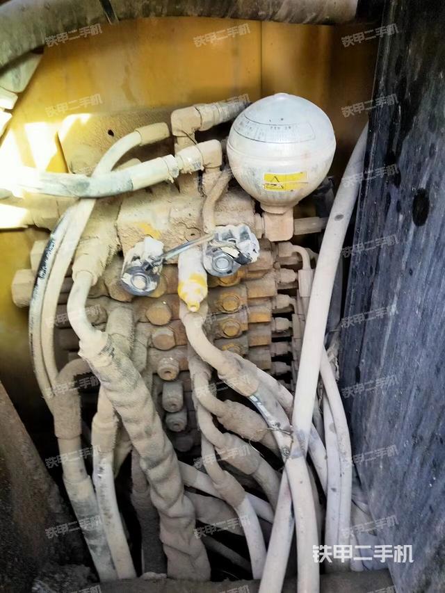 回转马达和主控阀（整机外观）