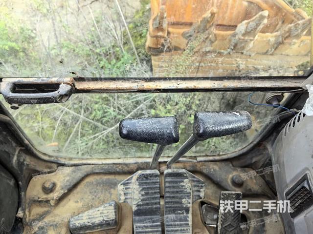 行走控制手柄和踏板?俯拍（駕駛室部分）