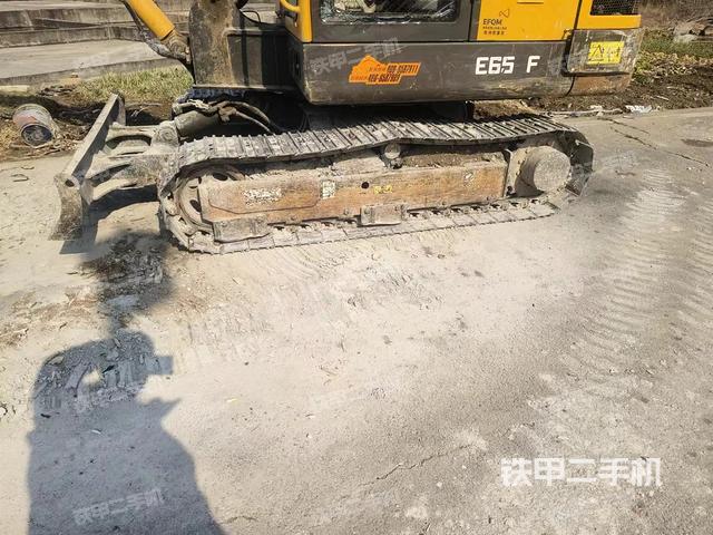 單側(cè)履帶整體(整機外觀) 單側(cè)履帶整體(整機外觀)