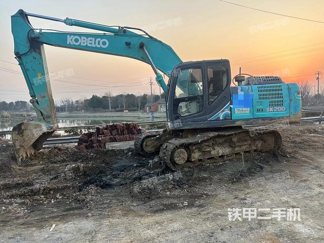 神钢SK200-10挖掘机