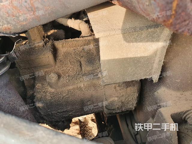 液压泵舱室正面整体（整机外观）
