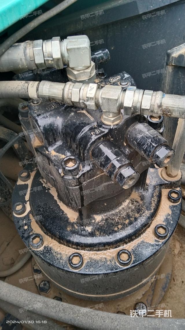 回转马达和主控阀（整机外观）