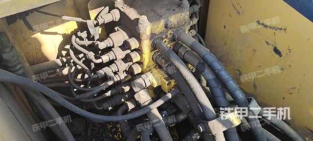 回转马达和主控阀（整机外观）