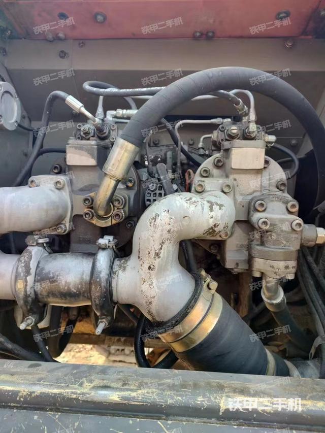 液压泵舱室正面整体（整机外观）