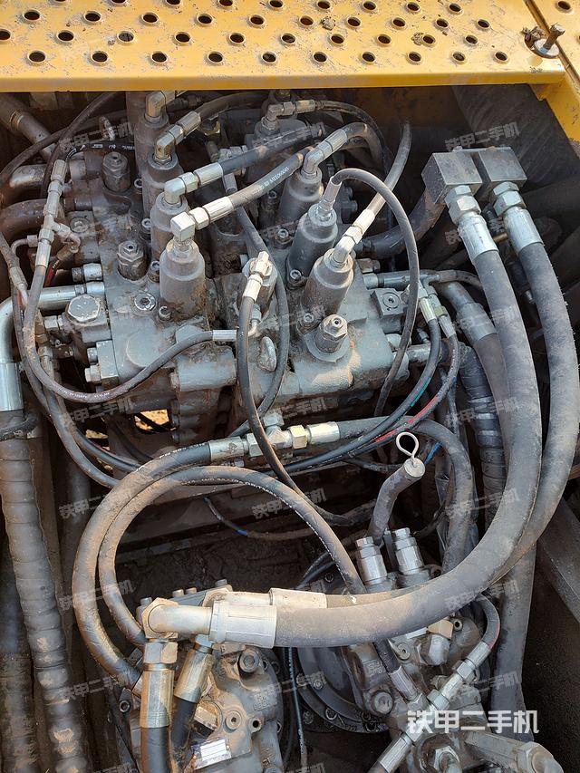 回转马达和主控阀（整机外观）