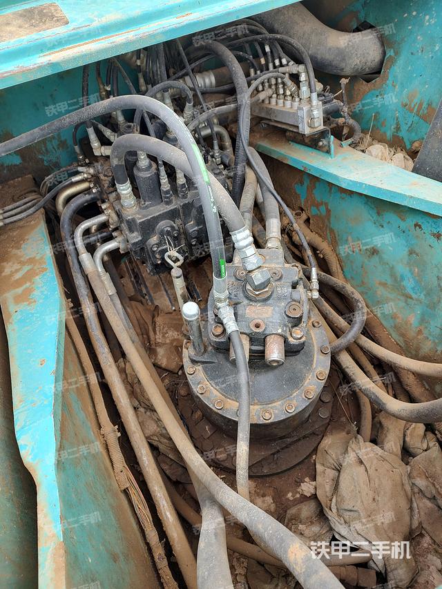 回转马达和主控阀（整机外观）