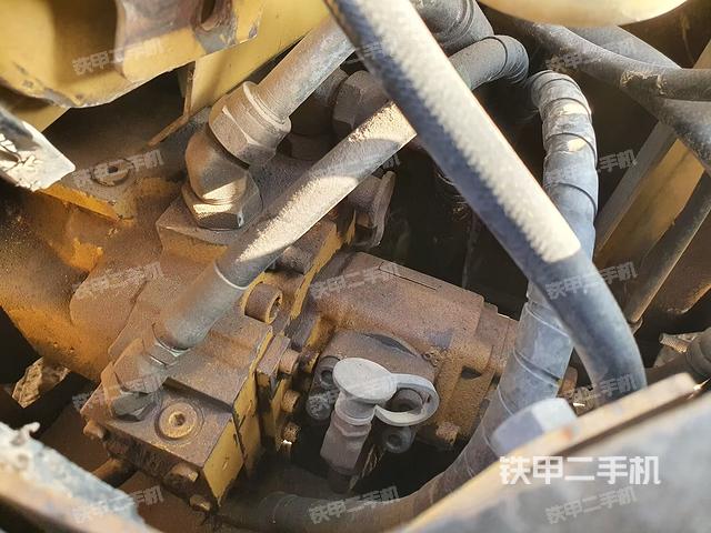 液压泵舱室正面整体（整机外观）