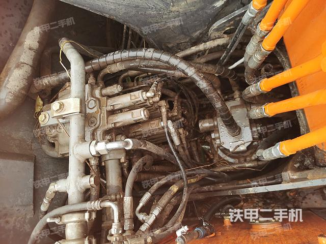 回转马达和主控阀（整机外观）