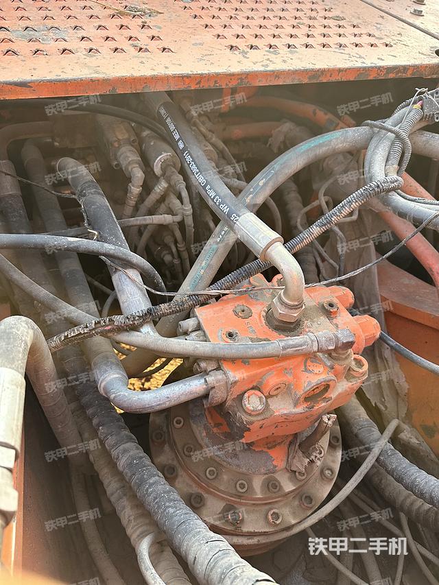 回转马达和主控阀（整机外观）