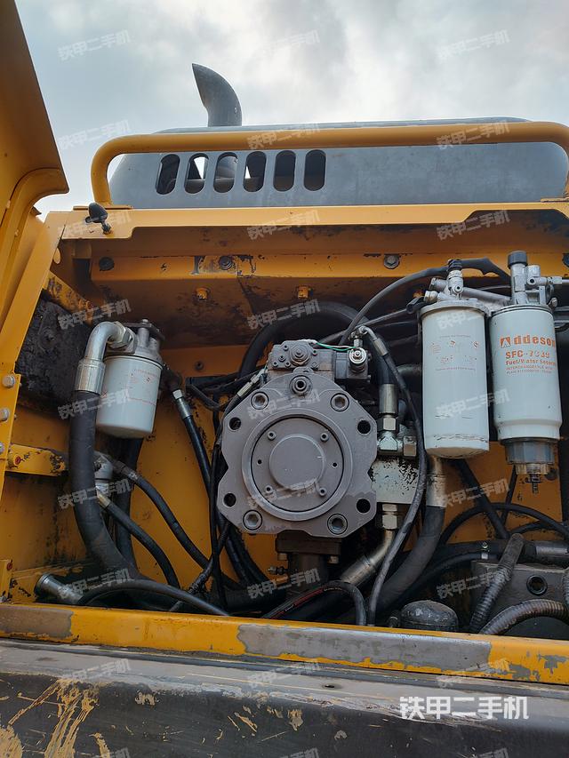 液压泵舱室正面整体（整机外观）